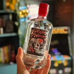 Une bouteille de Gin Geek Tonic 💀